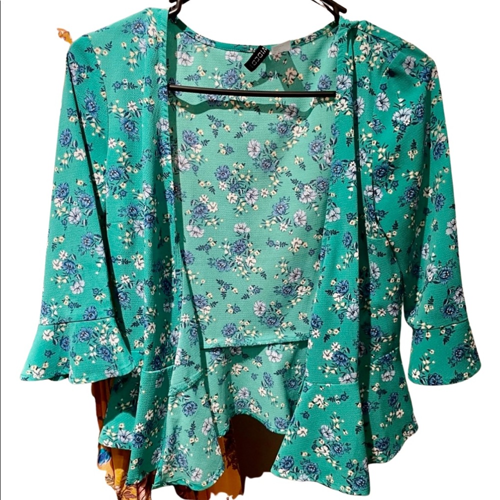 ✨ 3 items for 15% off bundle ✨ H&M Peplum cardigan - Never worn